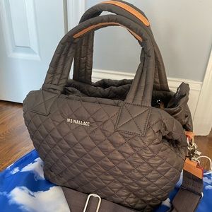 Like new!! Color Oliver /gray. Used once. Excellent condition.